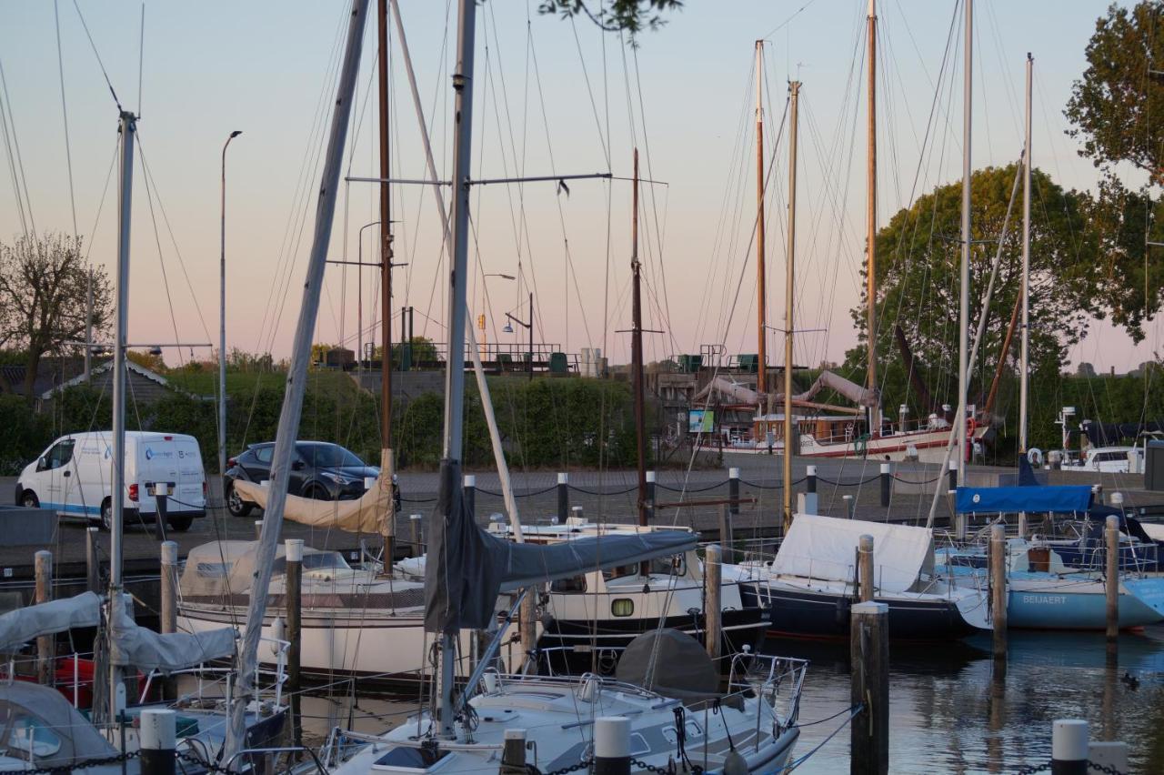 B&B Logeren Bij De Burgemeester Stad aan 't Haringvliet Extérieur photo